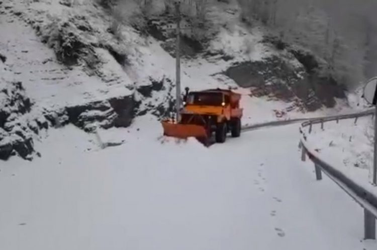 Shi dhe borë në vend, ARRSH paralajmëron shoferët