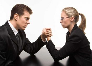 Burrat shqiptarë kanë pushtetin mbi paranë, gratë po rriten…