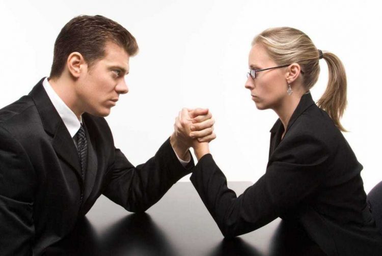 Burrat shqiptarë kanë pushtetin mbi paranë, gratë po rriten…