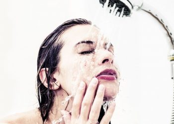 ​Pse s’duhet ta lani kurrë fytyrën gjatë dushit