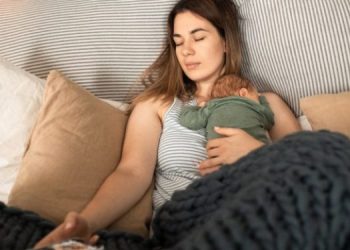 Ekspertja: Pse foshnjat nuk duhet të flenë me prindërit në shtrat