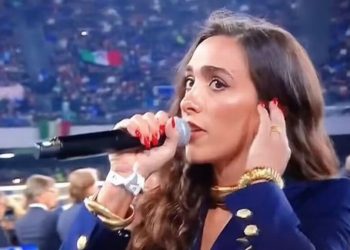 Këndoi “për ibret” himnin, këngëtarja kërkon ndjesë