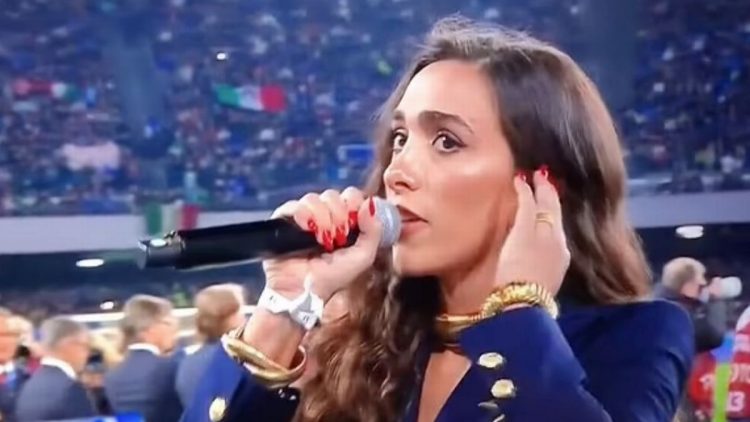 Këndoi “për ibret” himnin, këngëtarja kërkon ndjesë