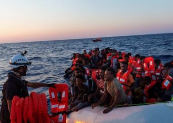 Mbi 1 mijë emigrantë që tentojnë të ikin në Itali janë të rrezikuar