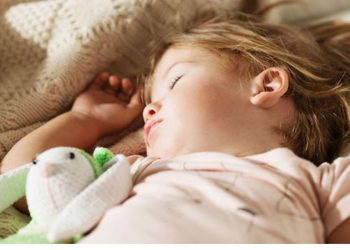 Ja pse fëmijët duhet të flenë deri në orën 21:00