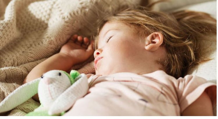 Ja pse fëmijët duhet të flenë deri në orën 21:00