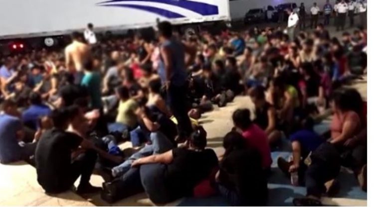 Mbi 100 fëmijë gjenden në një kamion të braktisur në Meksikë