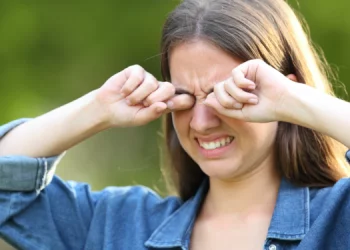 Pse fërkimi i syve mund të jetë fatale për ju?