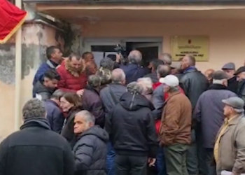 VIDEO/ Fermerët në radhë për naftë, hasin vështirësi…