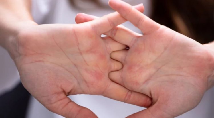 Kërcitja e shpeshtë gishtave, sa e rrezikshme është për shëndetin