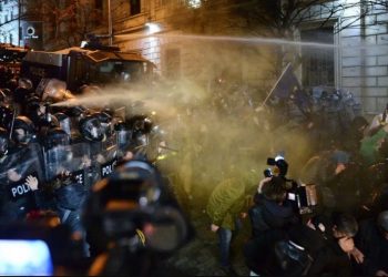 Gjeorgji, policia përdor gaz lotsjellës ndaj protestuesve