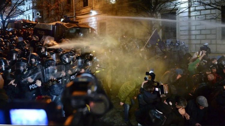 Gjeorgji, policia përdor gaz lotsjellës ndaj protestuesve