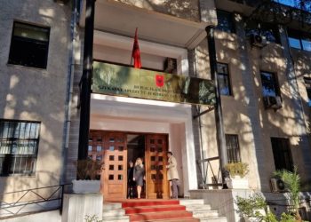 Gjykata vendos për vulën e PD-së, mbërrijnë avokatët e Berishës