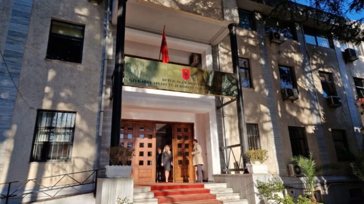 Gjykata vendos për vulën e PD-së, mbërrijnë avokatët e Berishës