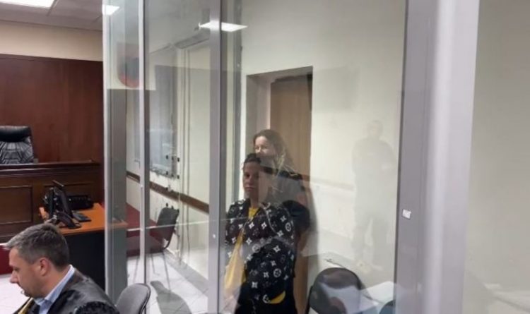 E arrestuan 8 ditë pas lindjes, del para gjyqit nëna lehonë