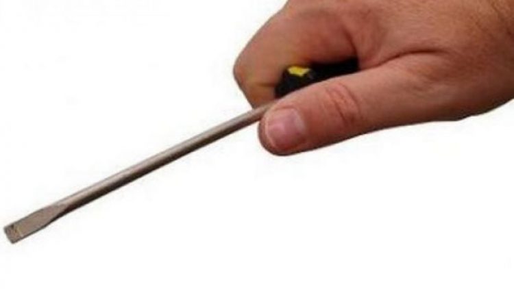 Elbasan/ Goditi me kaçavidë 25-vjeçarin, shpallet në kërkim i riu