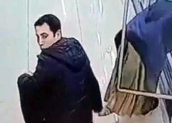 Polici “manjak” kapet duke u bërë foto grave në market