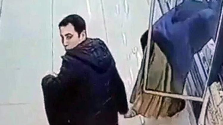 Polici “manjak” kapet duke u bërë foto grave në market