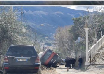 FOTO/ Kamioni bie në gropë në Vlorë