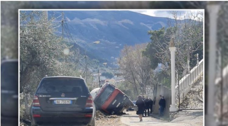 FOTO/ Kamioni bie në gropë në Vlorë