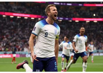 Hakmerret Anglia, Italia dorëzohet në Napoli