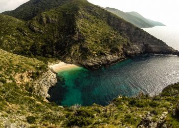 Shkon me guidë në Karaburun, turistja shpallet e zhdukur