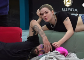 Çfarë po ndodh? Keisi i përkëdhel kokën Lorencit (VIDEO)