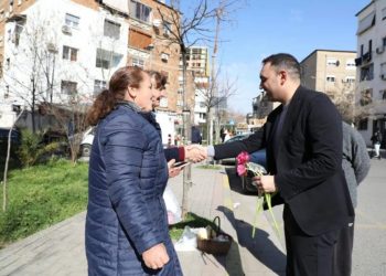 Këlliçi dhuron lule: Bashkia s’do të jetë terrori i nevojtarëve