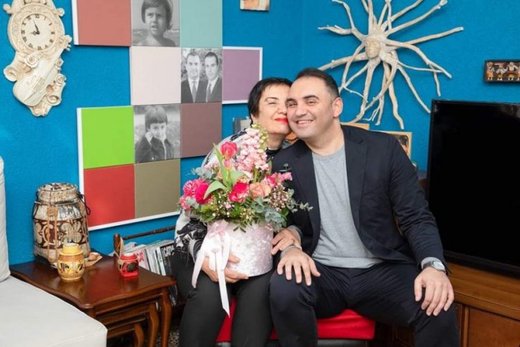 Këlliçi uron gratë në ditëlindjen e nënës: Jeni të pazëvendësueshme