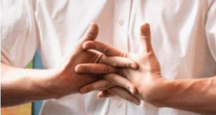 Kërcitja e gishtave, e rrezikshme për shëndetin