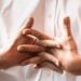 Kërcitja e gishtave, e rrezikshme për shëndetin