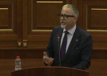 Vitia “emocionohet shumë” gjatë seancës në Kuvend