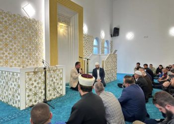 Kryebashkiaku i PS, politikë në xhami/ PD: Fyerje ndaj besimit