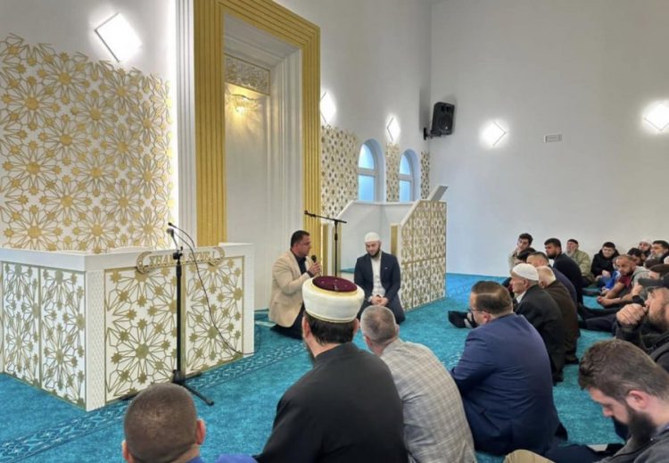 Kryebashkiaku i PS, politikë në xhami/ PD: Fyerje ndaj besimit