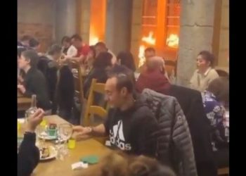 Epike! Restoranti digjet, klientët vazhdojnë të hanë (VIDEO)