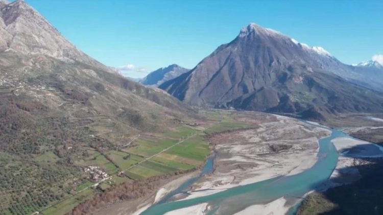 The Guardian: Parku kombëtar i lumit të egër në Evropë i hoqi digat