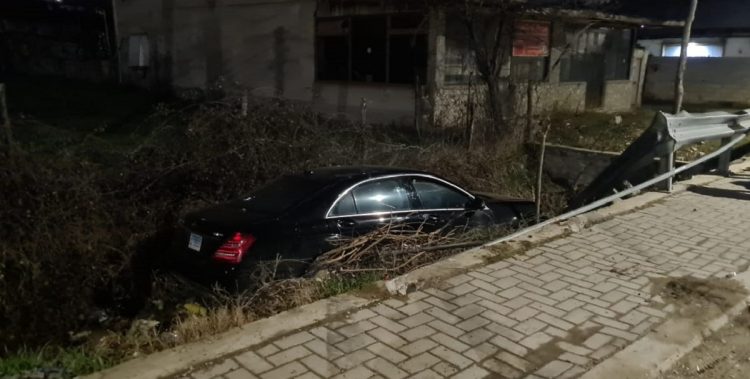 Benzi del nga rruga dhe përfundon në lumë