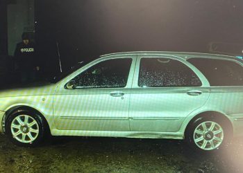 Tropojë/ I riu e kanos me armë dhe i rrëmben makinën 32-vjeçarit