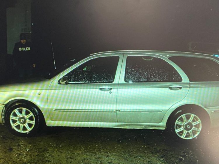 Tropojë/ I riu e kanos me armë dhe i rrëmben makinën 32-vjeçarit