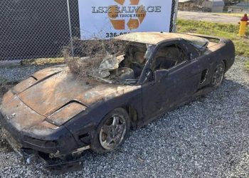 Kaloi 15 vite nën ujë, makina Acura NSX shitet për 8 500 dollarë