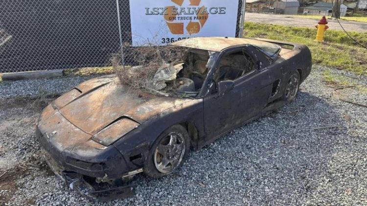 Kaloi 15 vite nën ujë, makina Acura NSX shitet për 8 500 dollarë