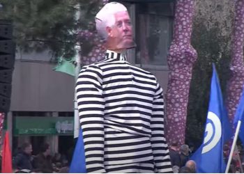 FOTO/ Rama dhe McGonigal si të burgosur në protestën e opozitës