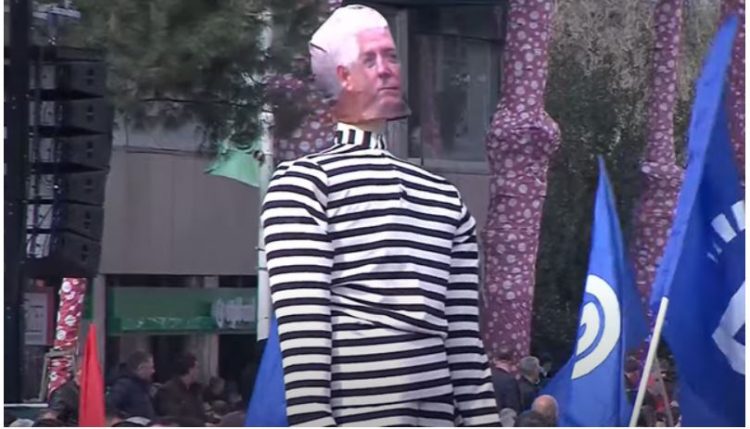 FOTO/ Rama dhe McGonigal si të burgosur në protestën e opozitës