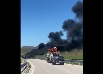 FOTO/ Merr flakë kamioni në Vlorë