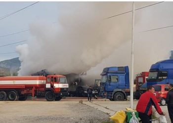 Merr flakë kamioni në servisin në Vorë