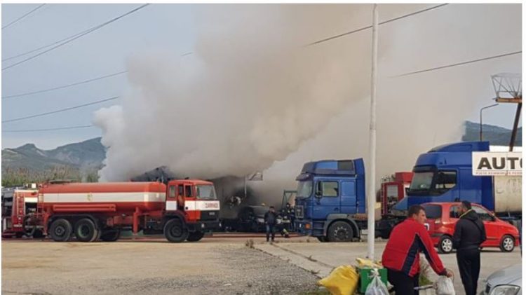 Merr flakë kamioni në servisin në Vorë