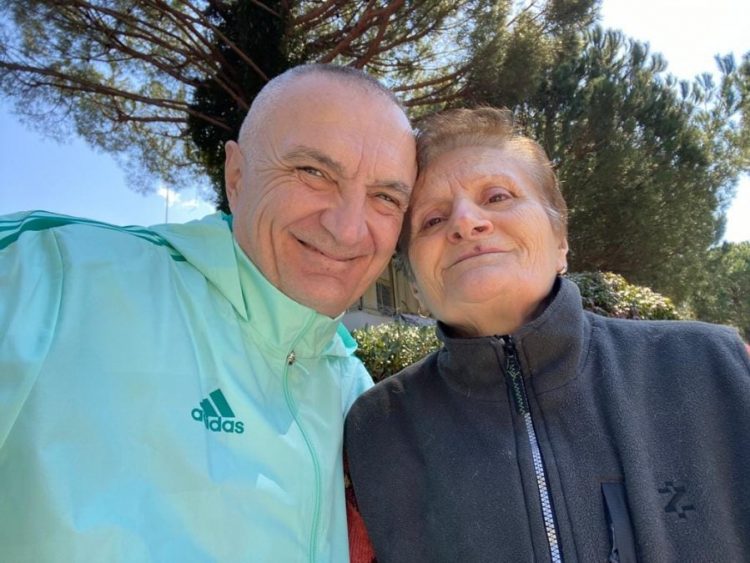 8 Marsi/ Meta poston foton me nënën e tij: Je burim lumturie