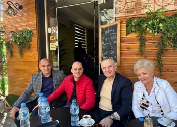 Kafe me miq/ Meta, i qeshur në krah të ‘policit’ të Portokallisë