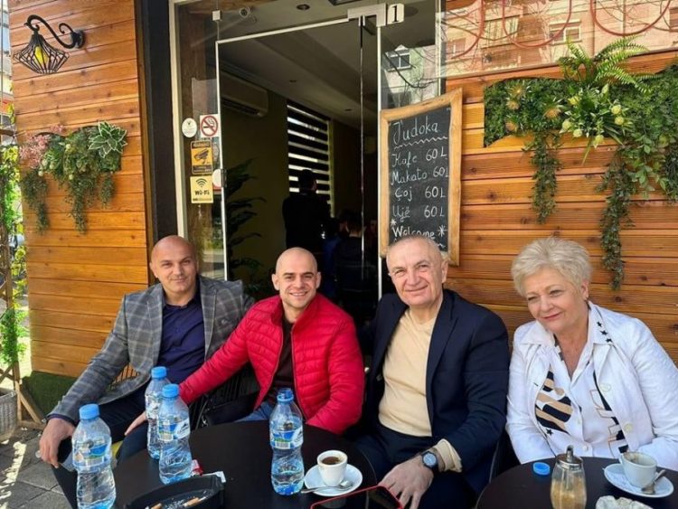 Kafe me miq/ Meta, i qeshur në krah të ‘policit’ të Portokallisë