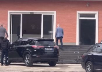 Seanca maratonë dhe protesta e opozitës, çon Metën te Berisha